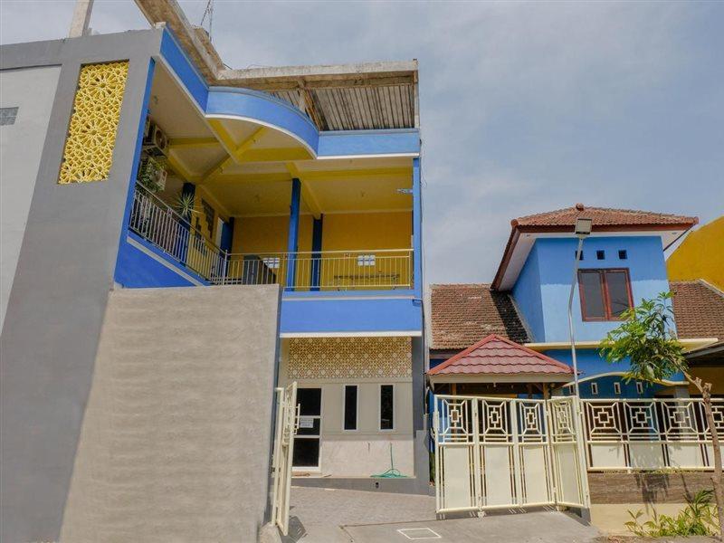 Oyo 1979 Alif Family Residence Malang Esterno foto