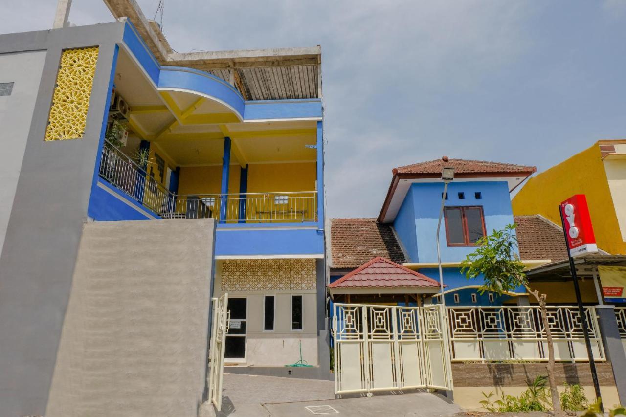 Oyo 1979 Alif Family Residence Malang Esterno foto